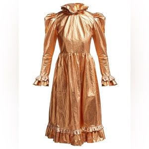 Bought used, has a slight perfume smell from previous owner (Lancôme poeme?).